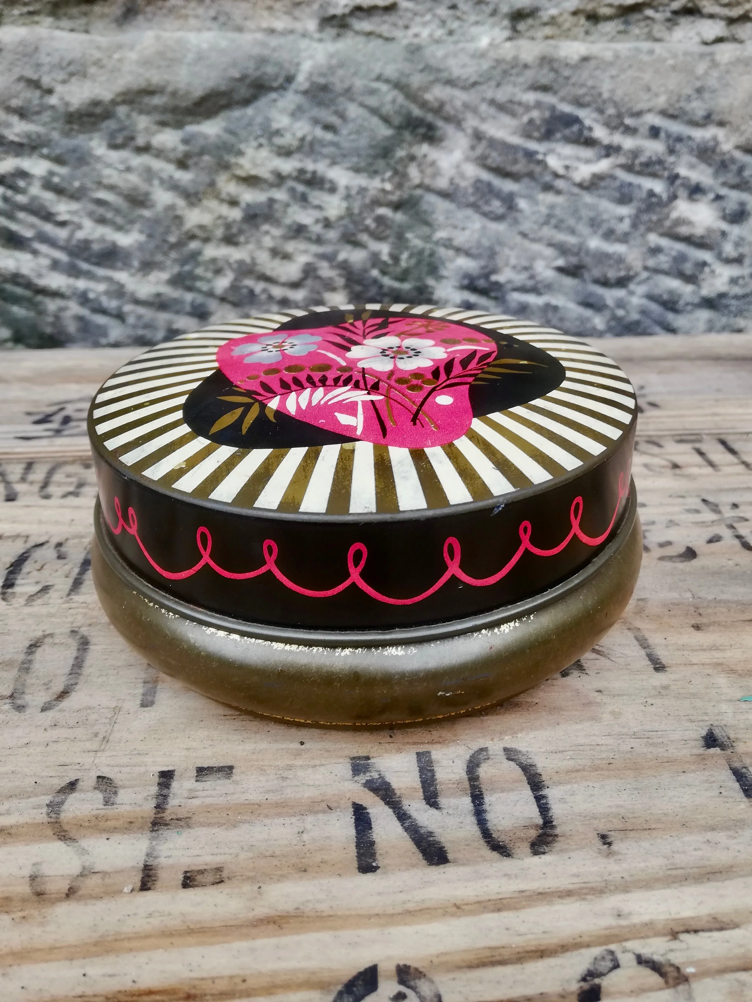 Vintage art deco tin